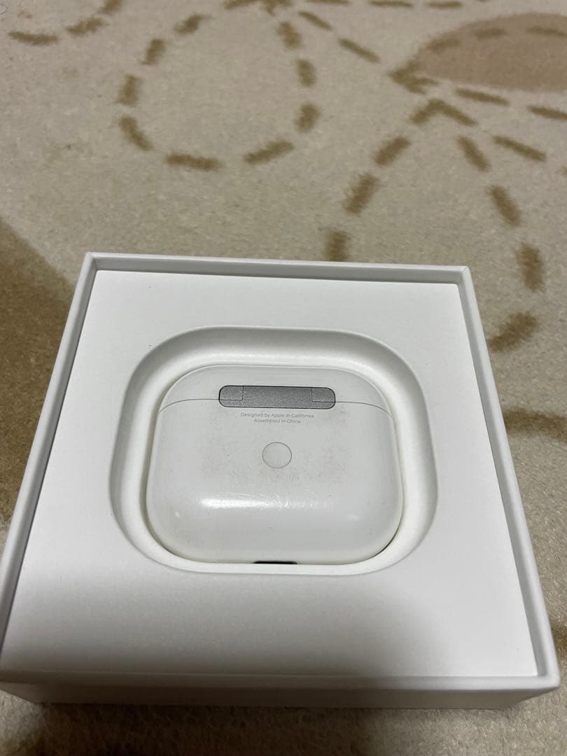 AirPods本体と充電ケース