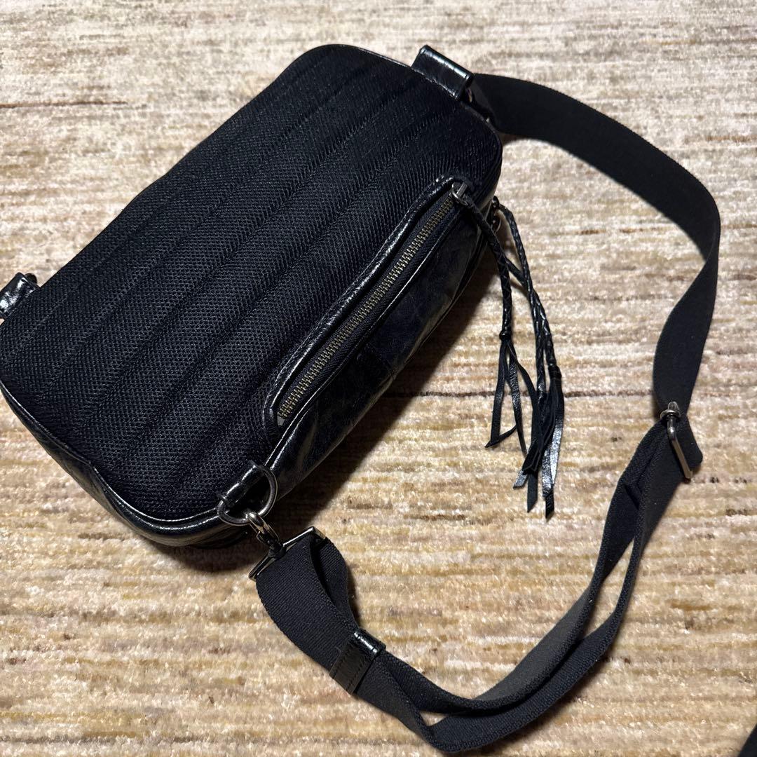 SHELLAC 本革製　ブラック ボディバッグ