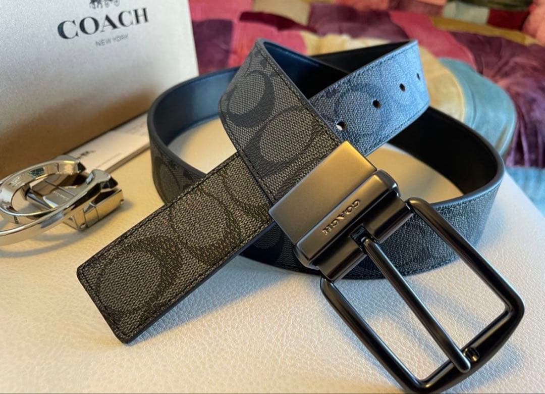 COACH シグネチャーフリーサイズリバーシブルベルトギフト箱付き