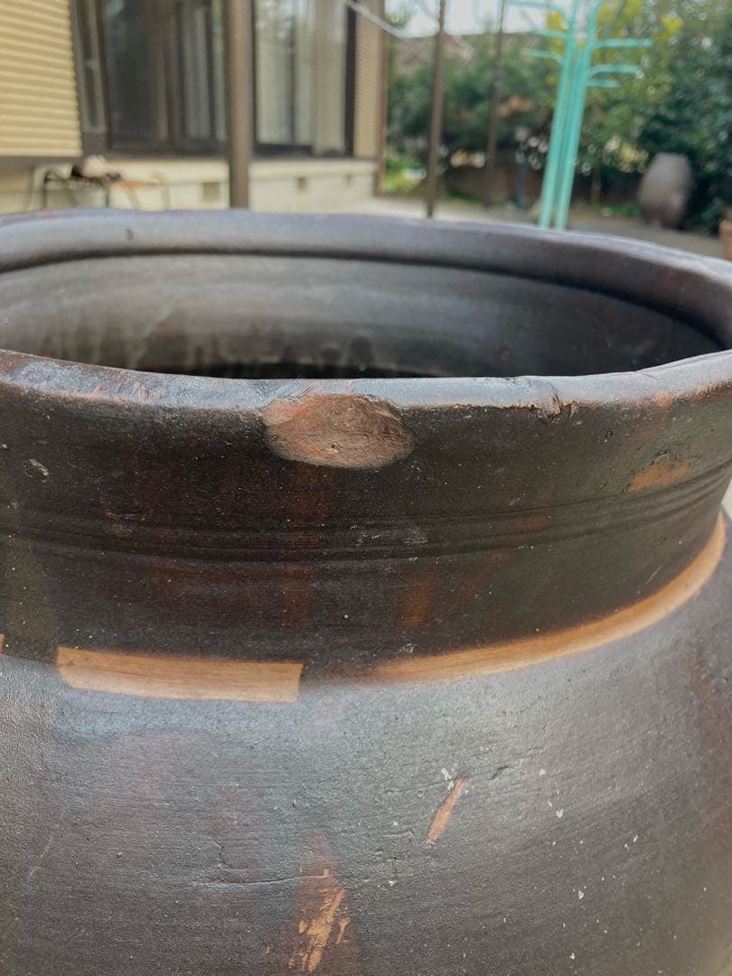 【古民具】大型 渋い黒釉 、ダークブラウン陶器の甕。 アンティークメダカ鉢。