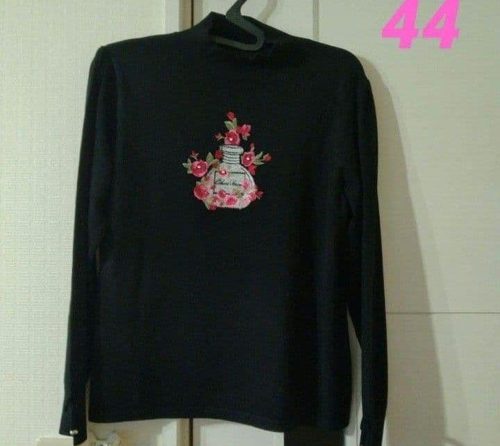 【新品】スーパービューティー香水瓶刺繍ハイネックセーター44