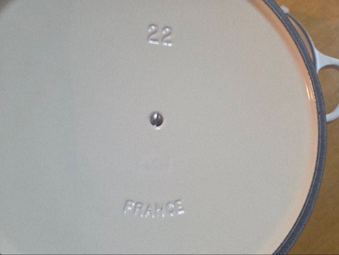 ルクルーゼ シグニチャー　マルミット 22cm フラワーレリーフ　新品