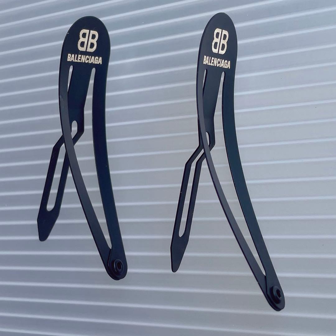 バレンシアガ　バレッタ　ヘアピン　アクセサリー　極美品　黒　ロゴ入り　2点セット