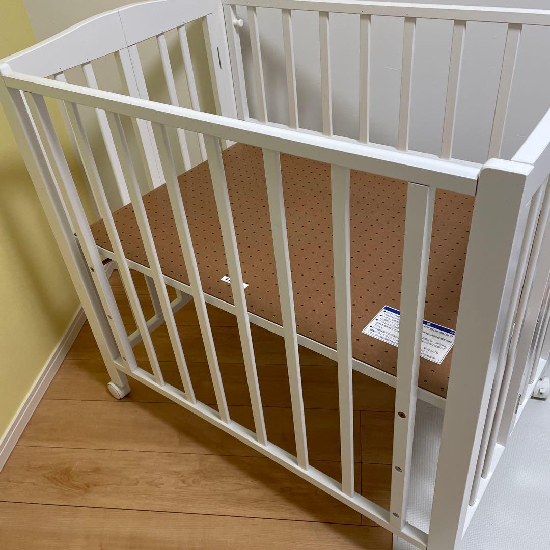 ✨送料無料✨カトージ　ベビーベッド　折り畳み　ホワイト