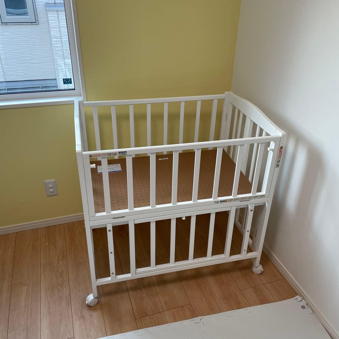 ✨送料無料✨カトージ　ベビーベッド　折り畳み　ホワイト