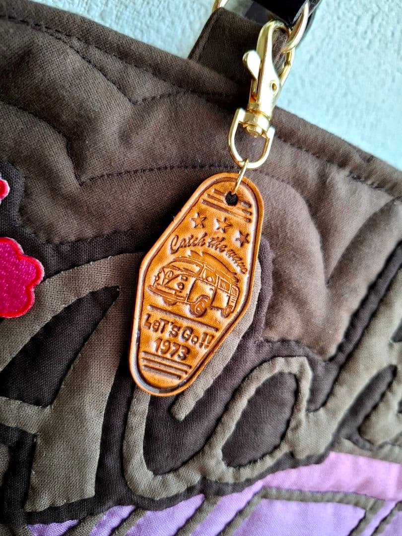 ハワイアンキルト　横長バッグ　バス　2WAY　バスの革タグチャーム付き