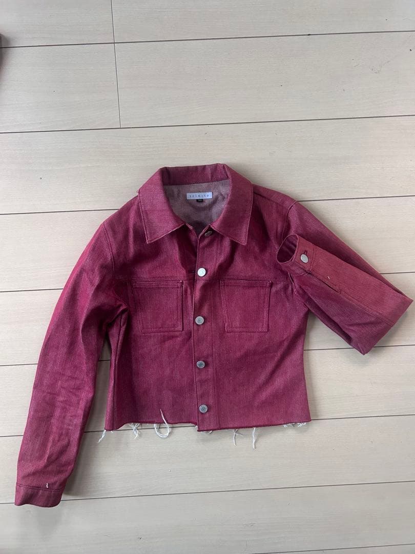 赤いクロップドデニムジャケット