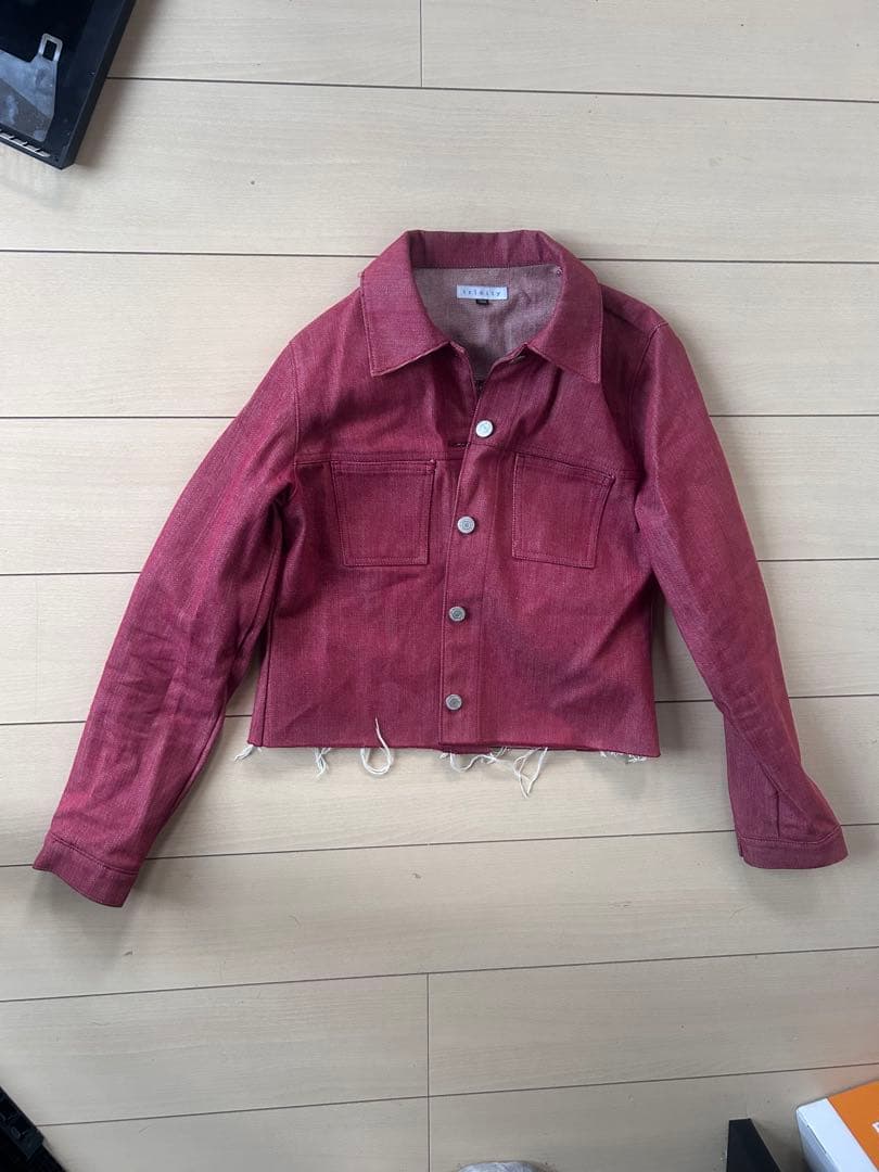 赤いクロップドデニムジャケット