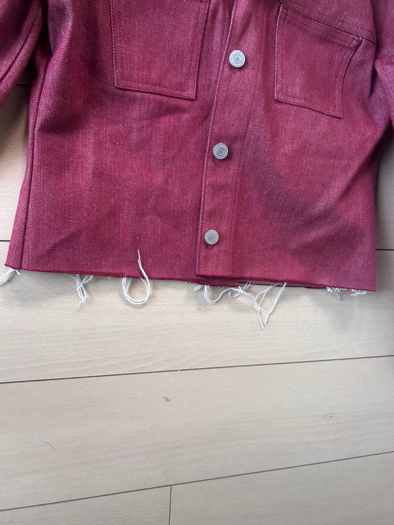 赤いクロップドデニムジャケット