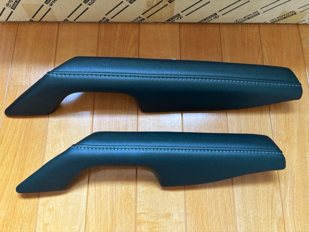 トヨタ ハイラックス アームレスト 海外トヨタ純正 レザー調 ステッチ入り
