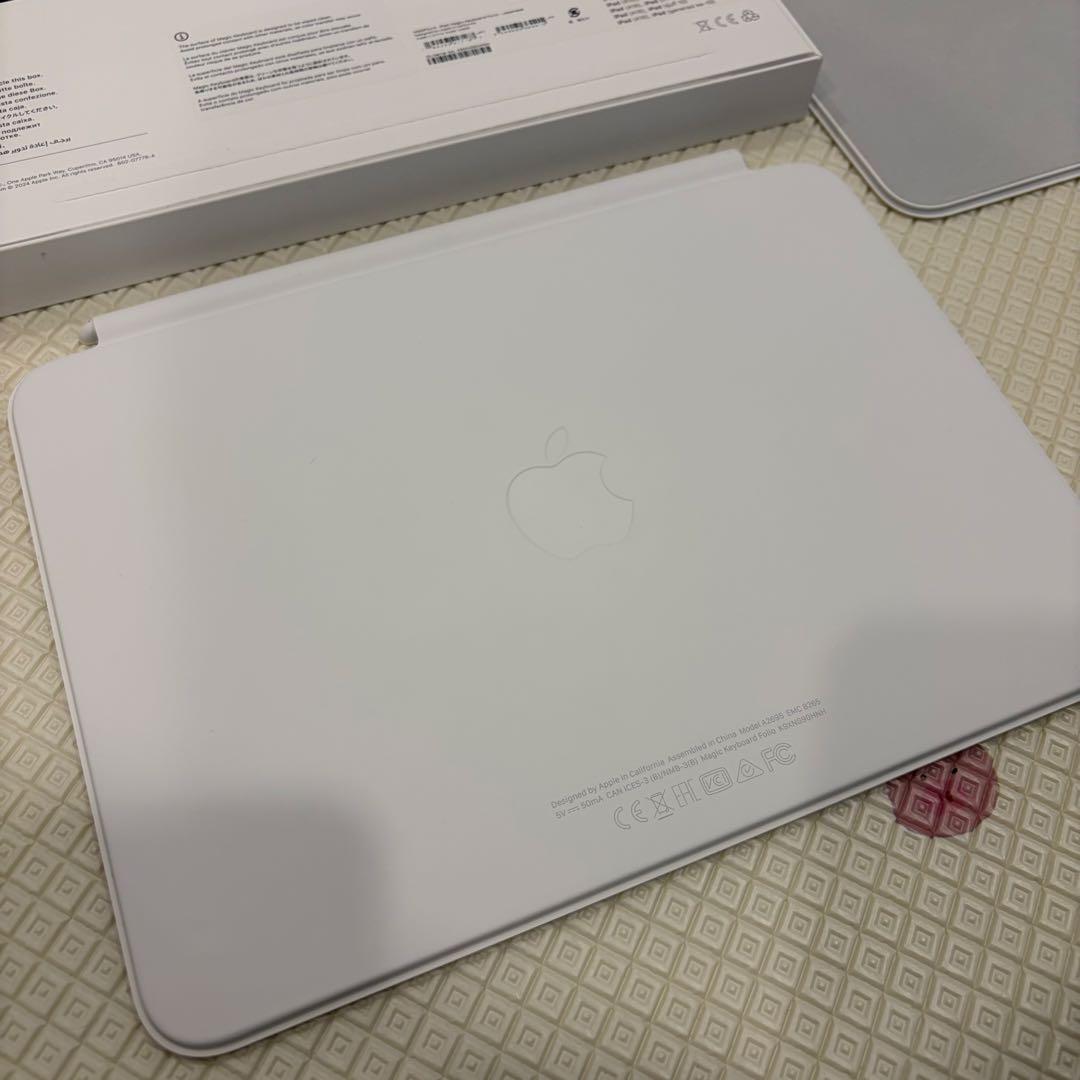 ひ*り様 iPad Magic Keyboard folio 第10世代対応
