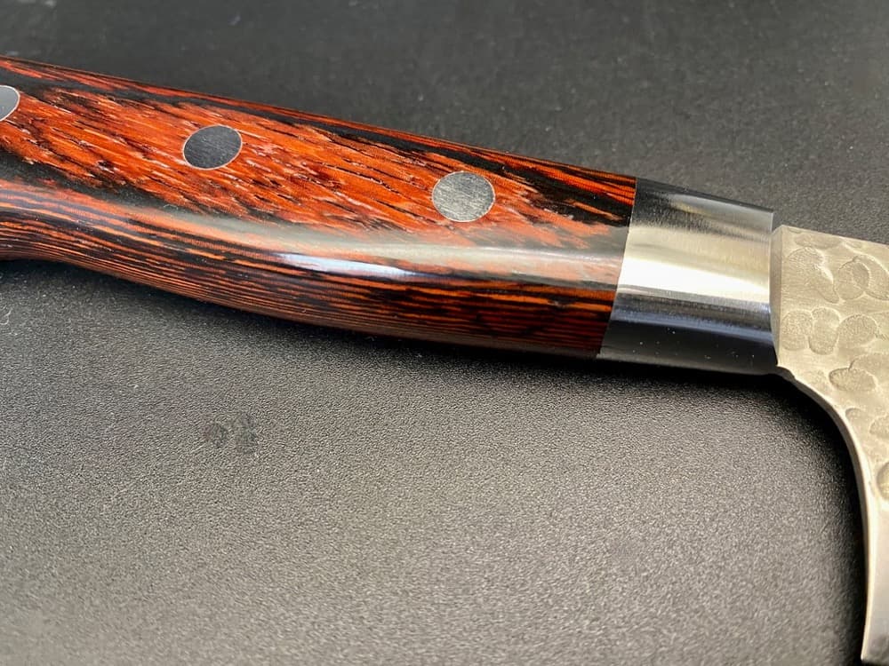 魅了される美しさ。堺孝行 ダマスカス牛刀 210mm 槌目マホガニー柄