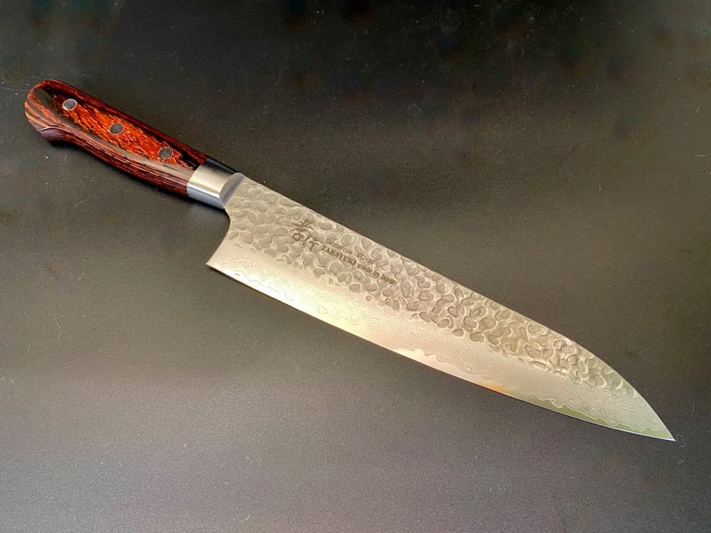 魅了される美しさ。堺孝行 ダマスカス牛刀 210mm 槌目マホガニー柄