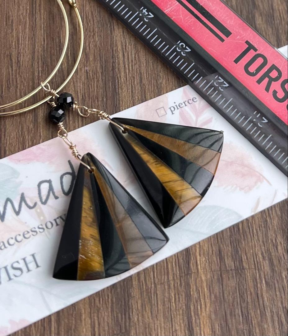 1点物ペア 個性的タイガーアイとオブシディアンの3角ピアスチャーム