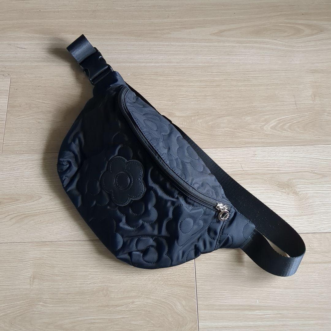 未使用　マリークワント　黒 花柄キルティング ボディバッグ