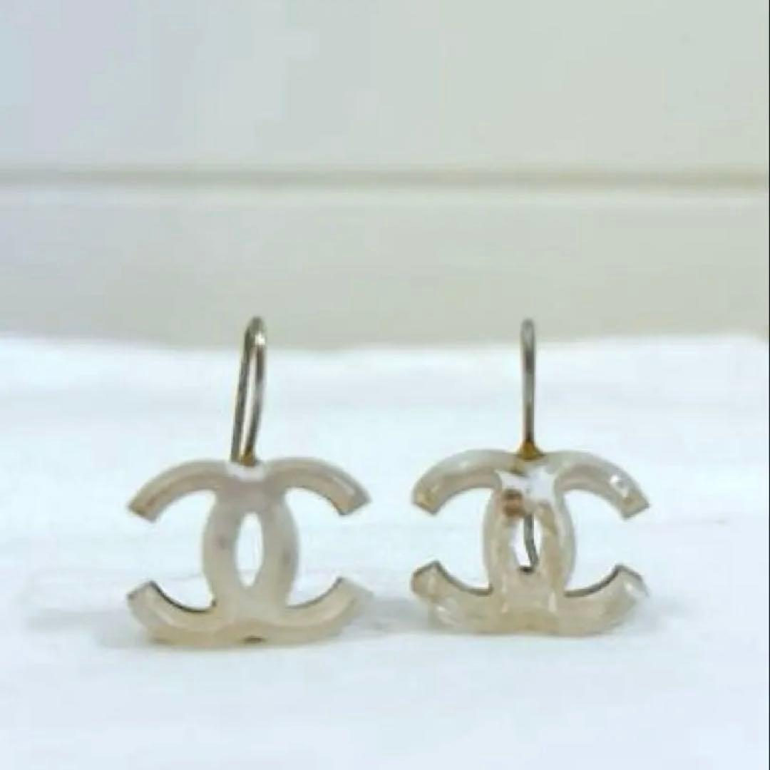 CHANEL シルバー ロゴ フックピアス