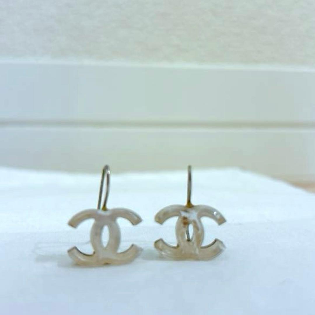 CHANEL シルバー ロゴ フックピアス