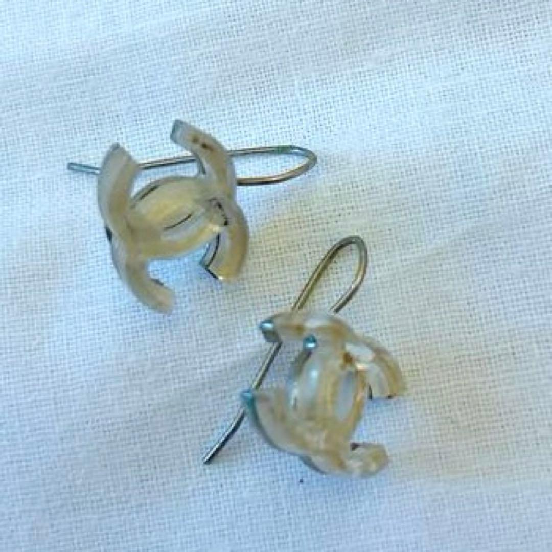 CHANEL シルバー ロゴ フックピアス