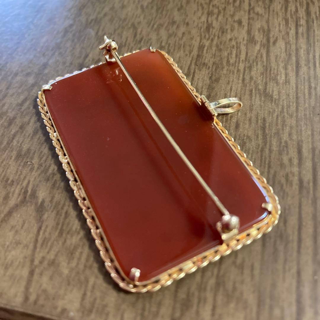 クラシックな浮彫ブローチ