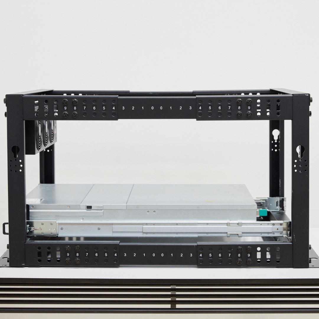 StarTech.comサーバーラックSynologyRS3617xs＋　NAS