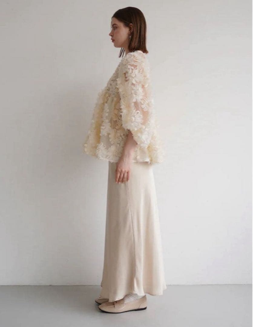 【美品】flower peplum blouse acka ベージュ