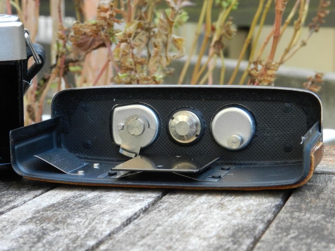 本革　　ブラウン　OLYMPUS-PEN EE-S ハーフフレイムフィルムカメラ