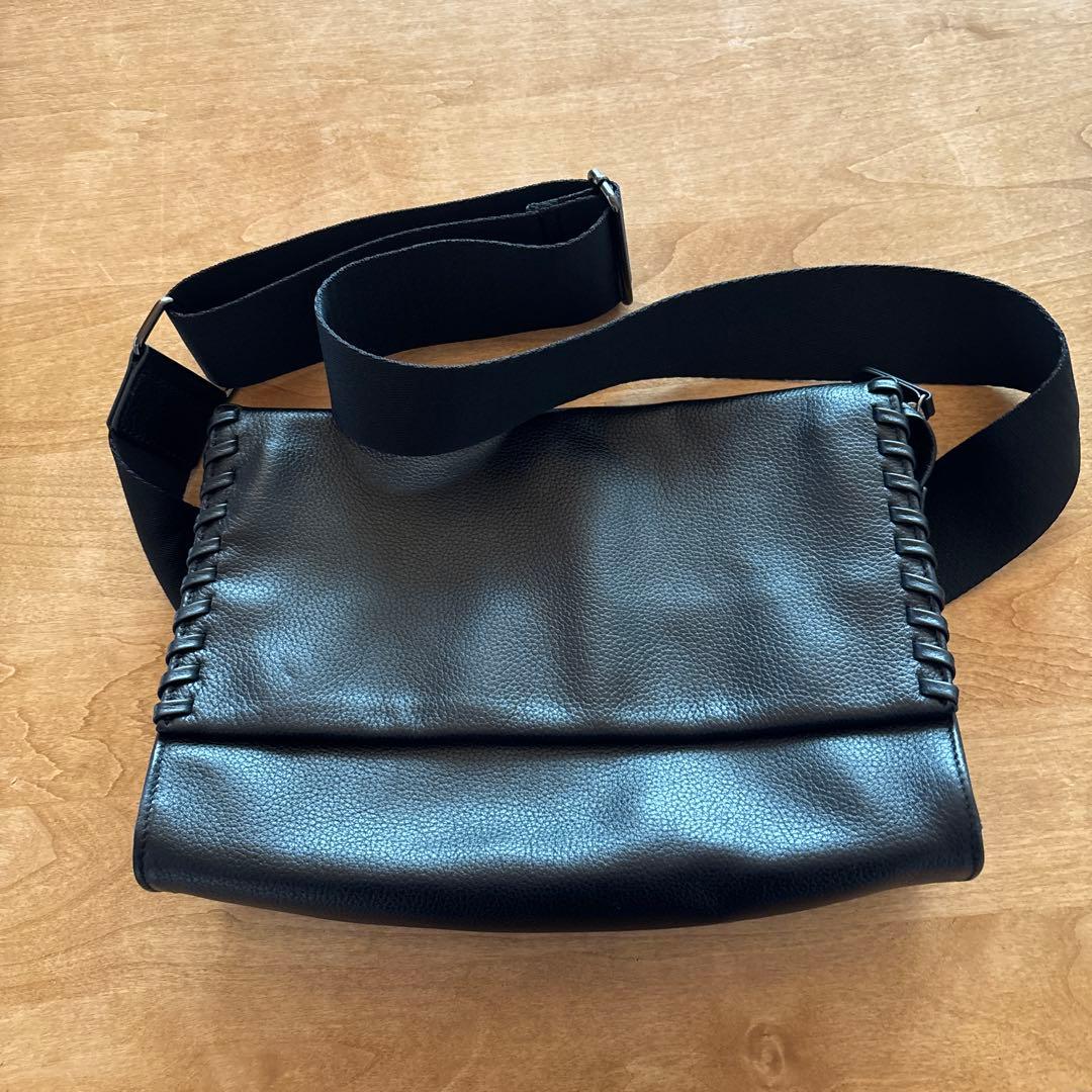 美品イアパヒヨネ　ワイドテープショルダーブラック ボディバッグ本革