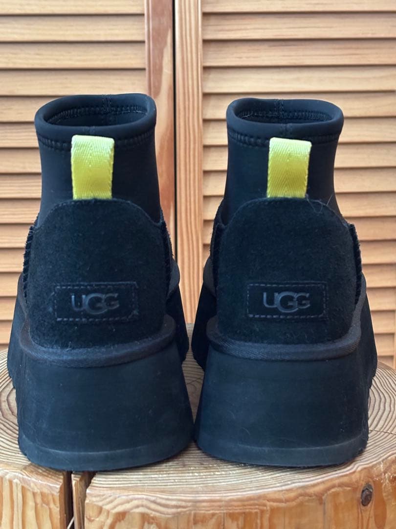 UGG ブラックプラットフォームブーツ
