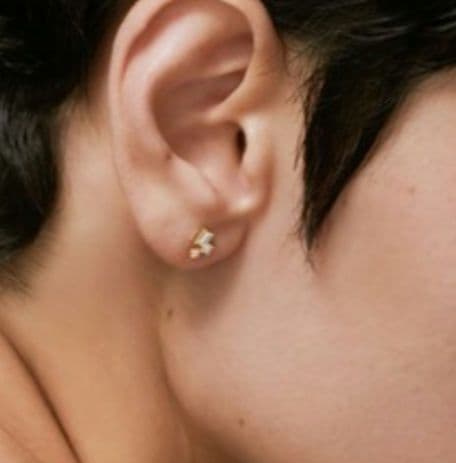 現行品AHKAHモザイクソラナ ピアスk18Au750定価　¥110,000