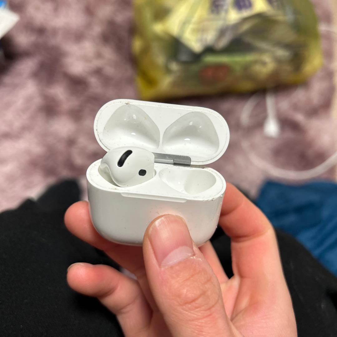 AirPods4ホワイト 左耳ノイキャンなし