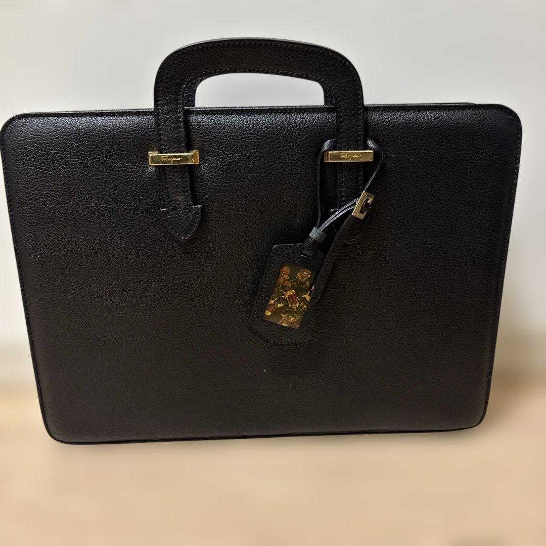 フェラガモ ビジネスバッグ オールレザー 3層 自立 ロゴ金具 ブリーフケース