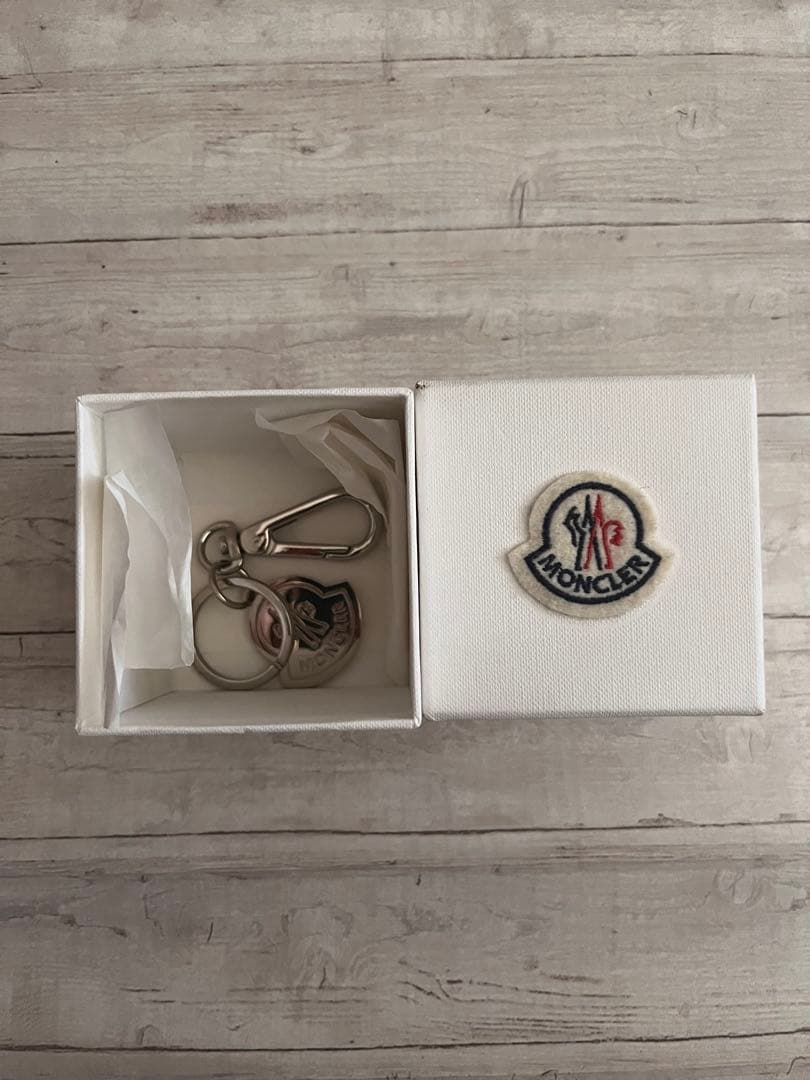 箱付★美品 MONCLERモンクレール ブランドロゴ シルバーキーホルダー