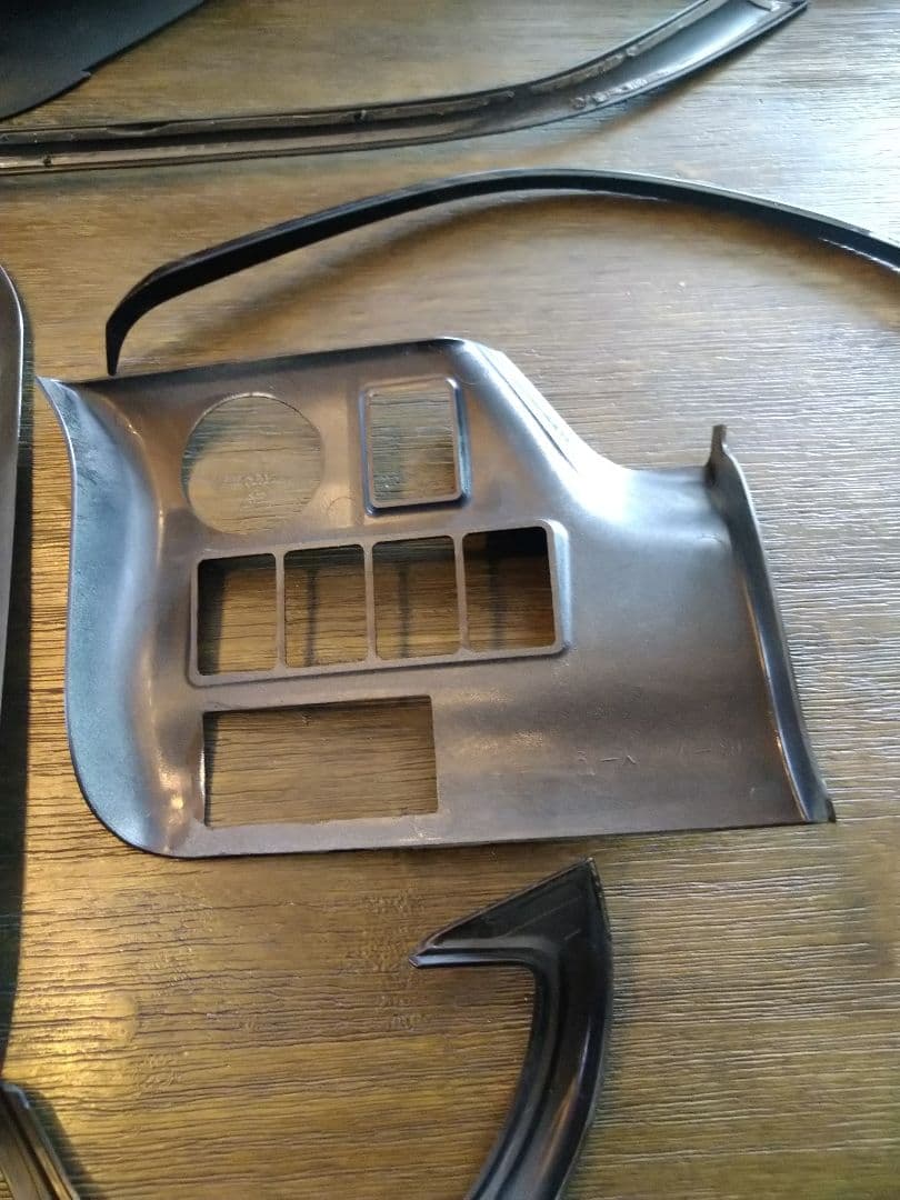 ヴォクシー８０　シルクブレイズ　インテリアパネル　黒木目