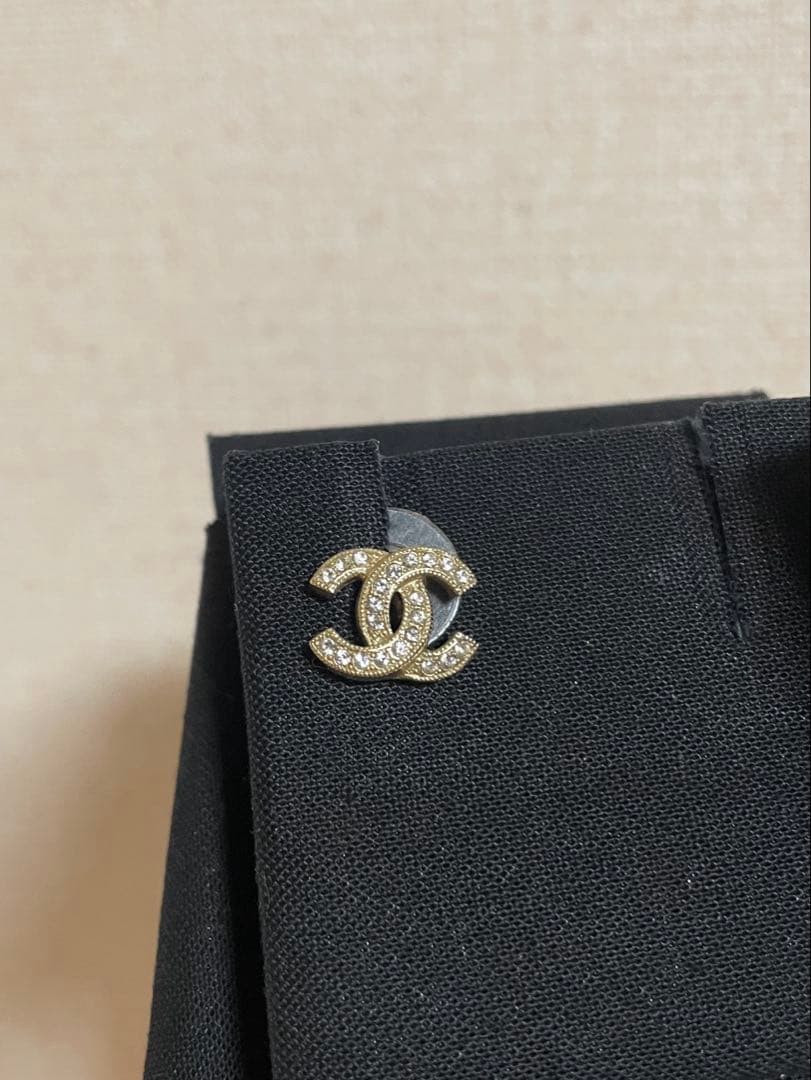 CHANELロゴピアス　片耳