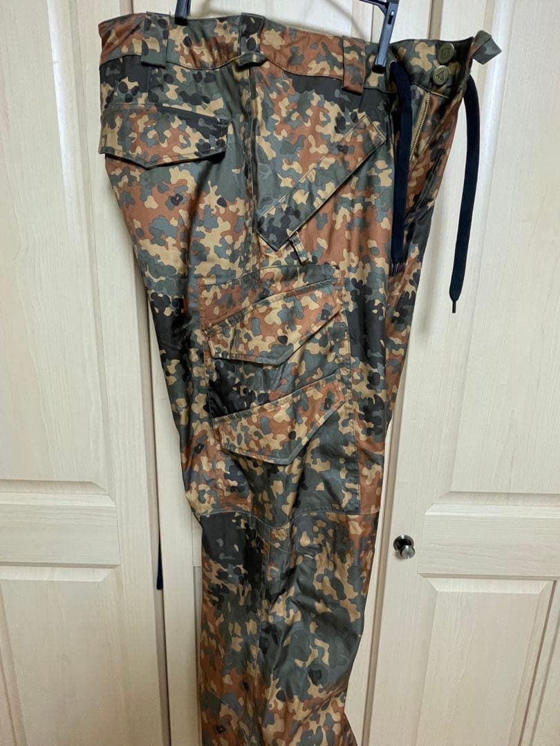 バートン　迷彩カーゴパンツ　Ｍサイズ　未使用