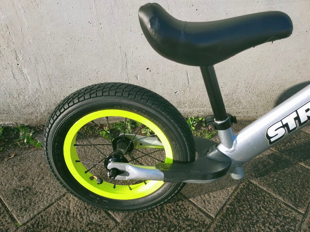 ストライダープロ　シルバー　カスタム　ランバイク　ゴムタイヤ付