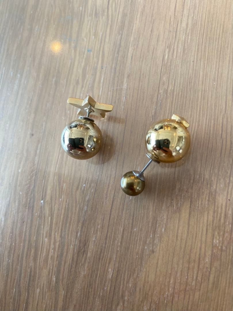 ゴールドの球体デザイン片耳用ピアス
