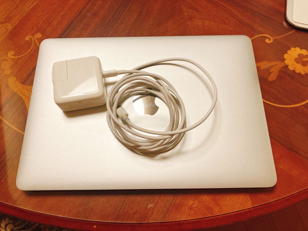 MacBook シルバー【画面下部に小さい割れ有】