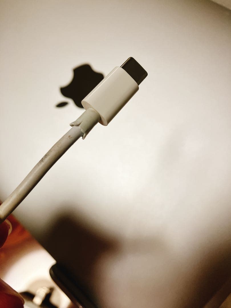 MacBook シルバー【画面下部に小さい割れ有】