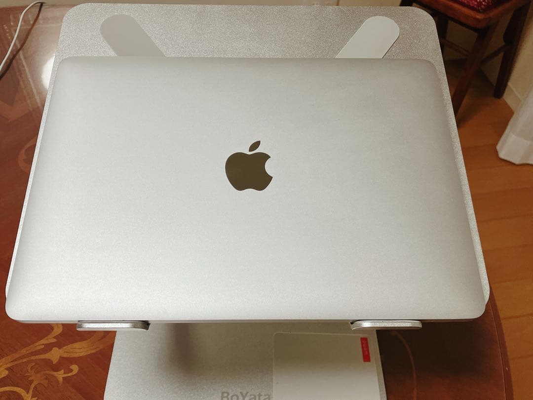 MacBook シルバー【画面下部に小さい割れ有】