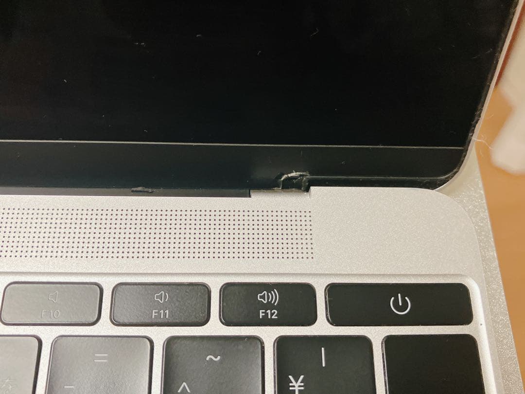 MacBook シルバー【画面下部に小さい割れ有】