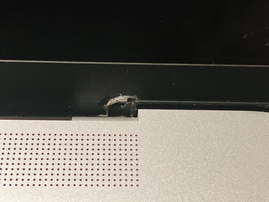 MacBook シルバー【画面下部に小さい割れ有】