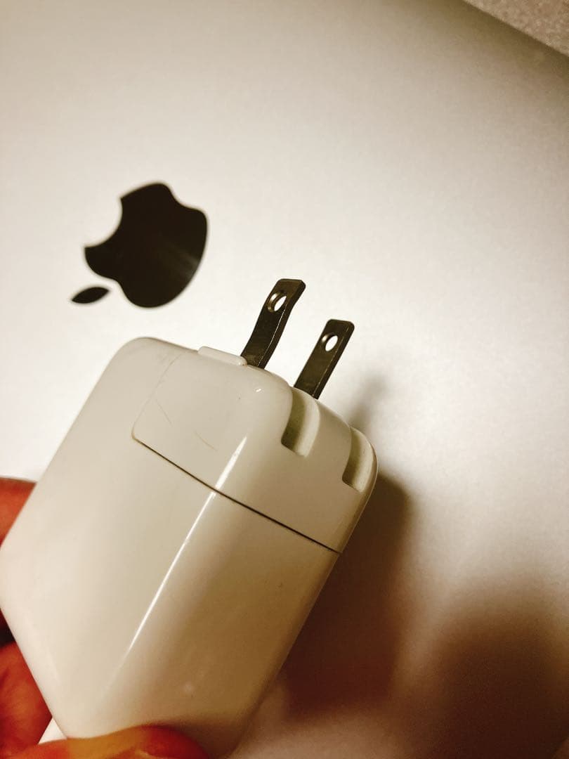 MacBook シルバー【画面下部に小さい割れ有】