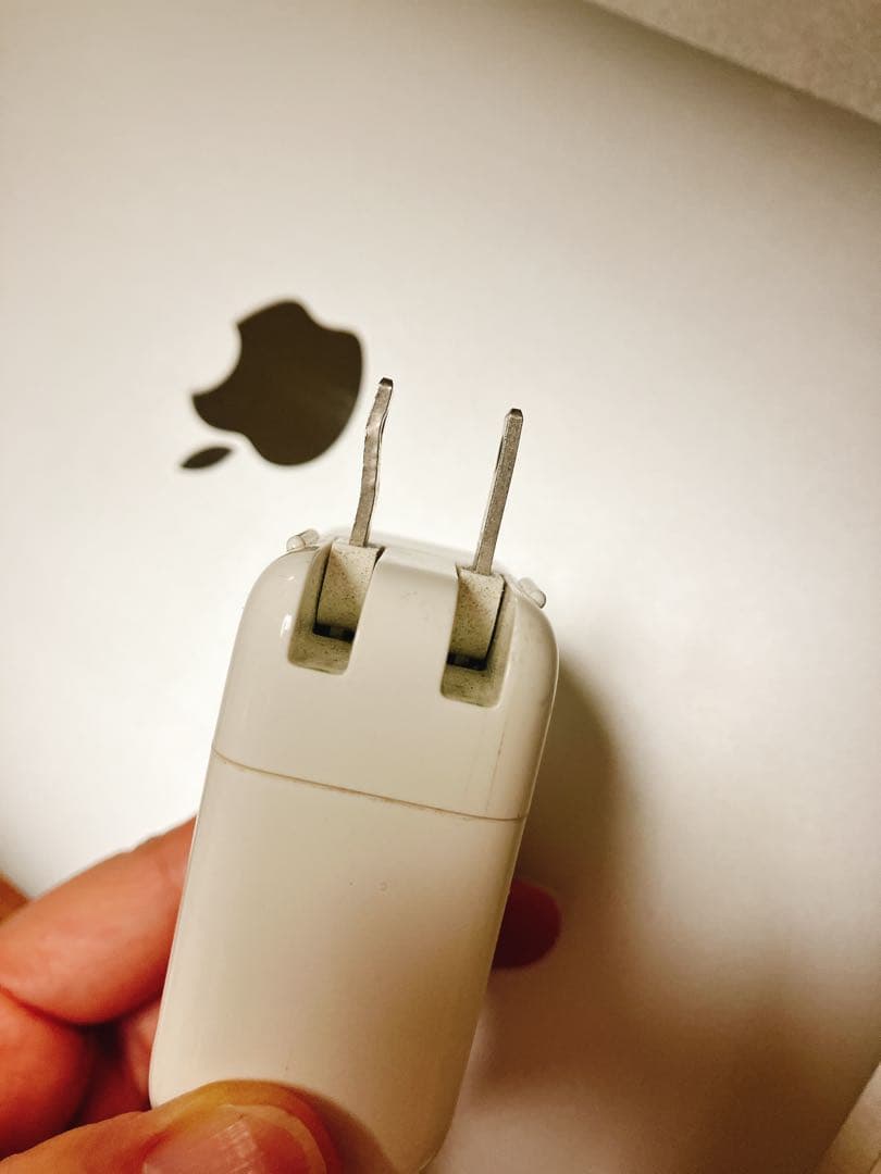 MacBook シルバー【画面下部に小さい割れ有】