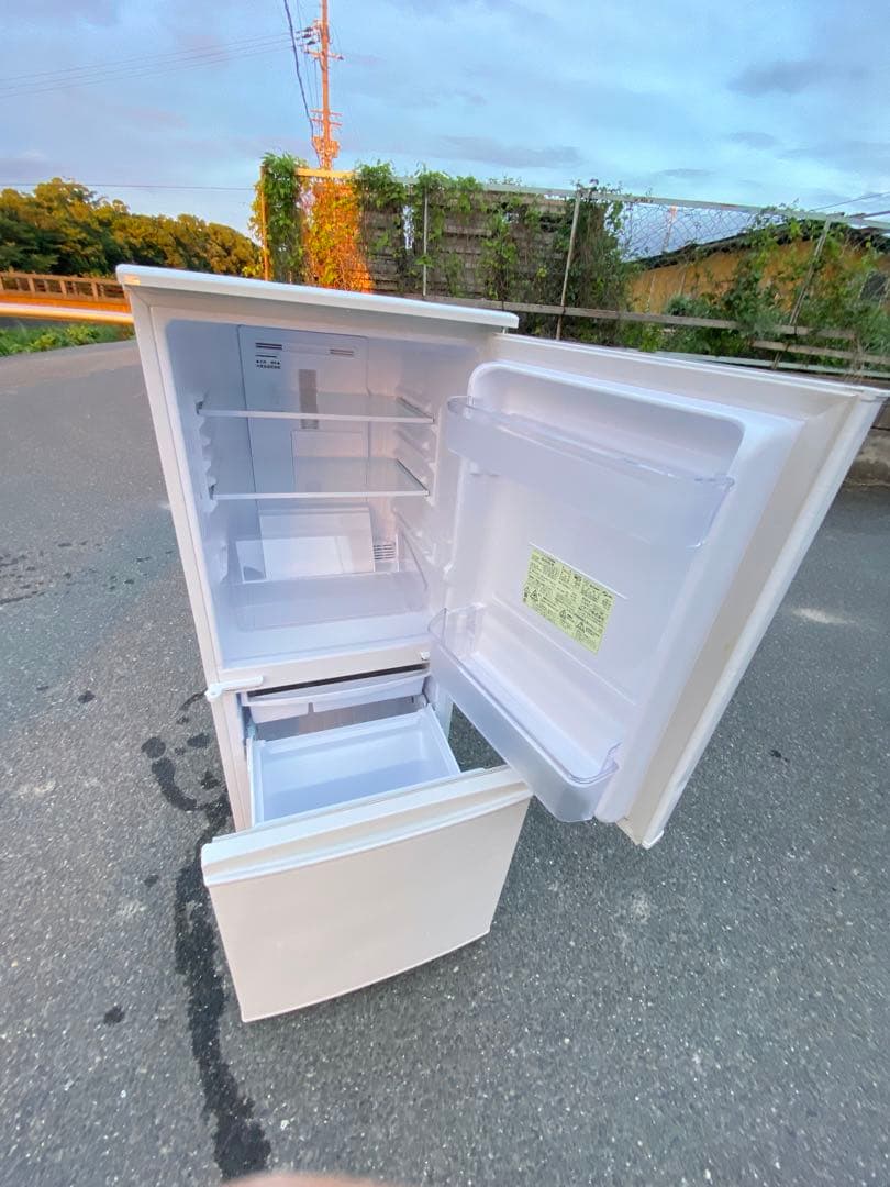 シャープ冷蔵庫　137L