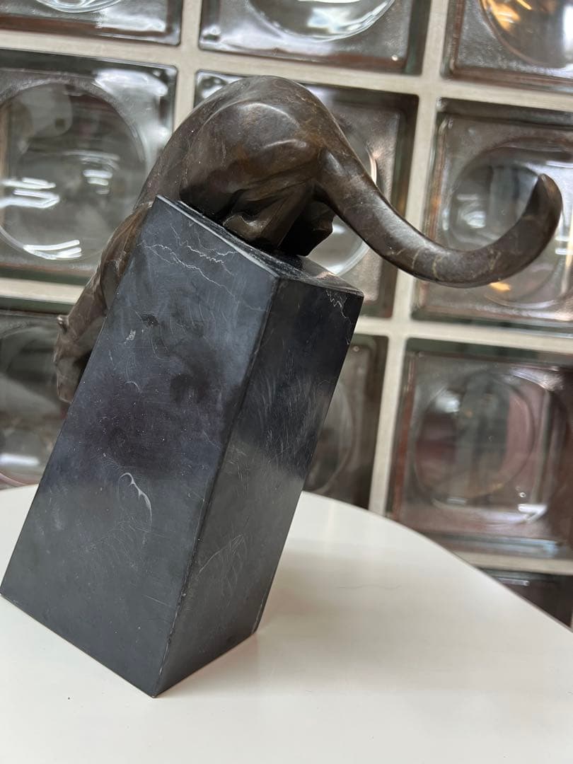 パンサー　置物　金属　みかげ石