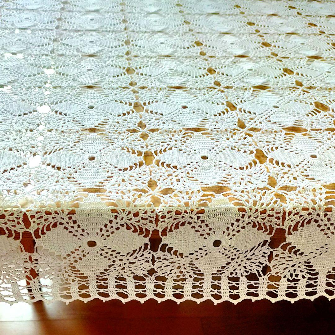 No.8『ホワイトのレース編みドイリー』テーブルクロス．ハンドメイド