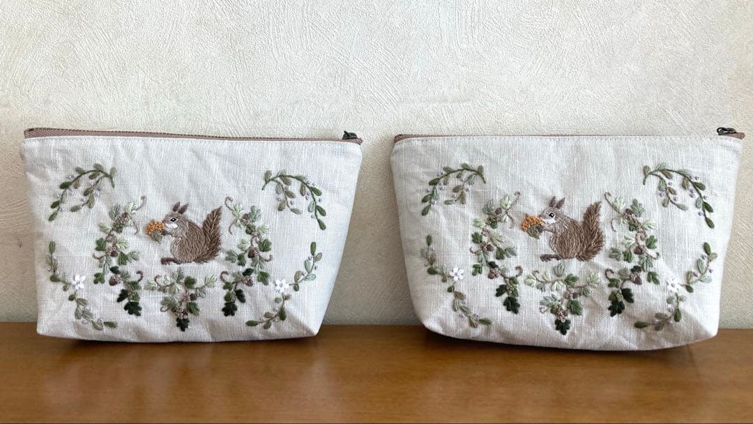 ハンドメイド手刺繍ショルダーバッグとポーチ