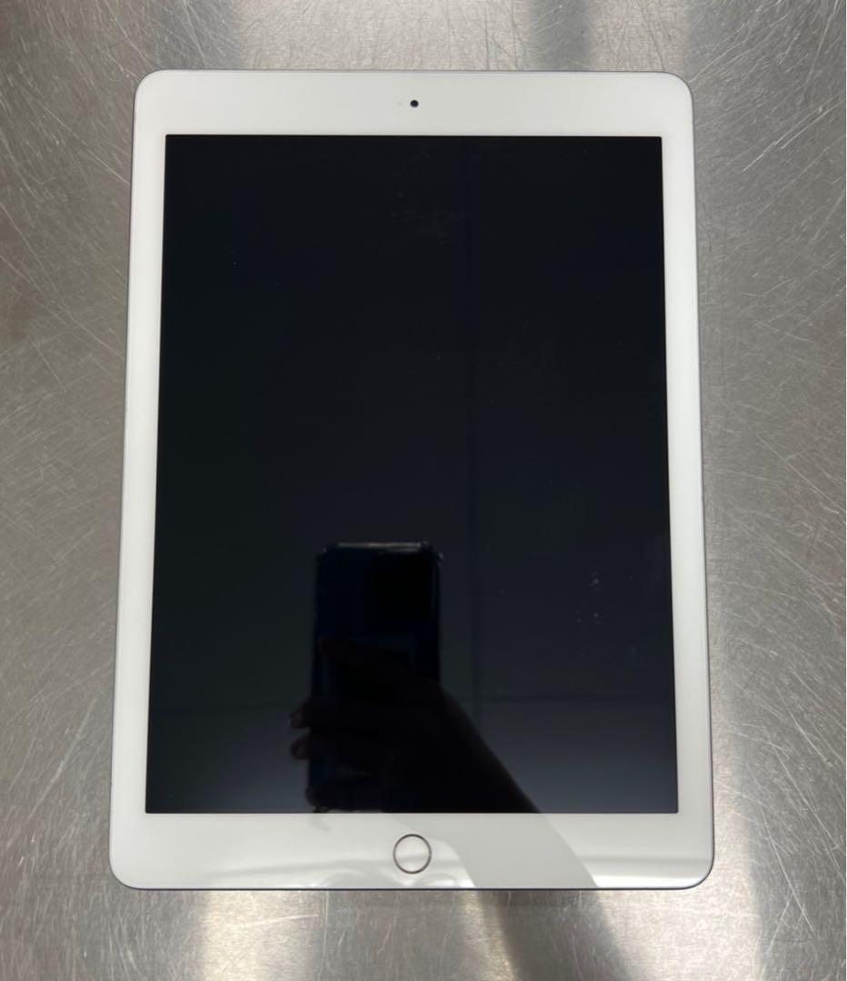 iPad 第5世代シルバー　32GB wifi ①