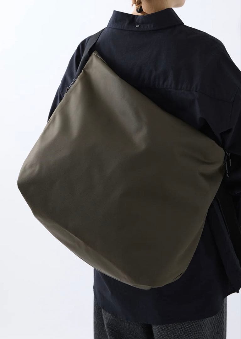 meltum ナイロンメッセンジャーバック（KHAKI GREY）